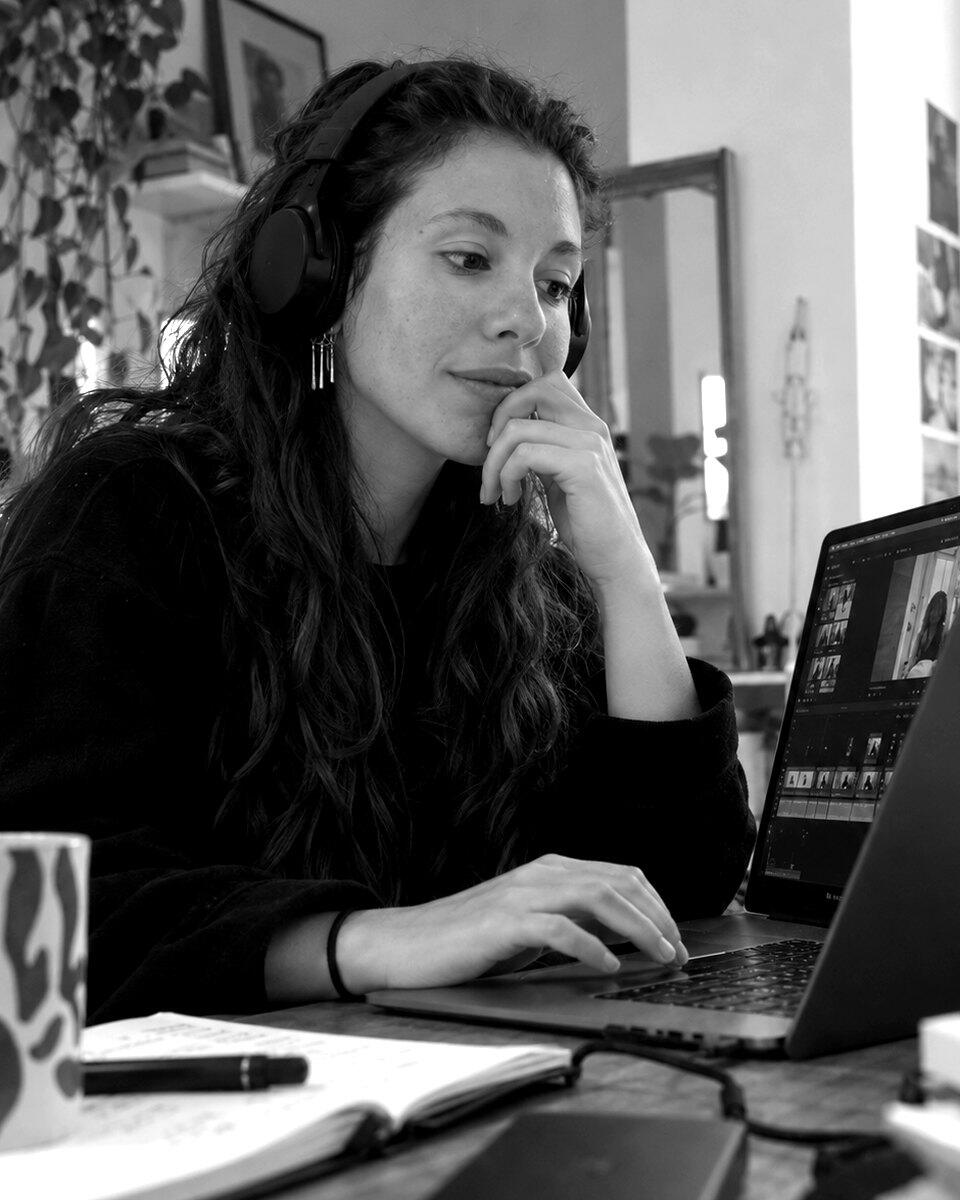 Alessandra al lavoro al computer mentre monta un video